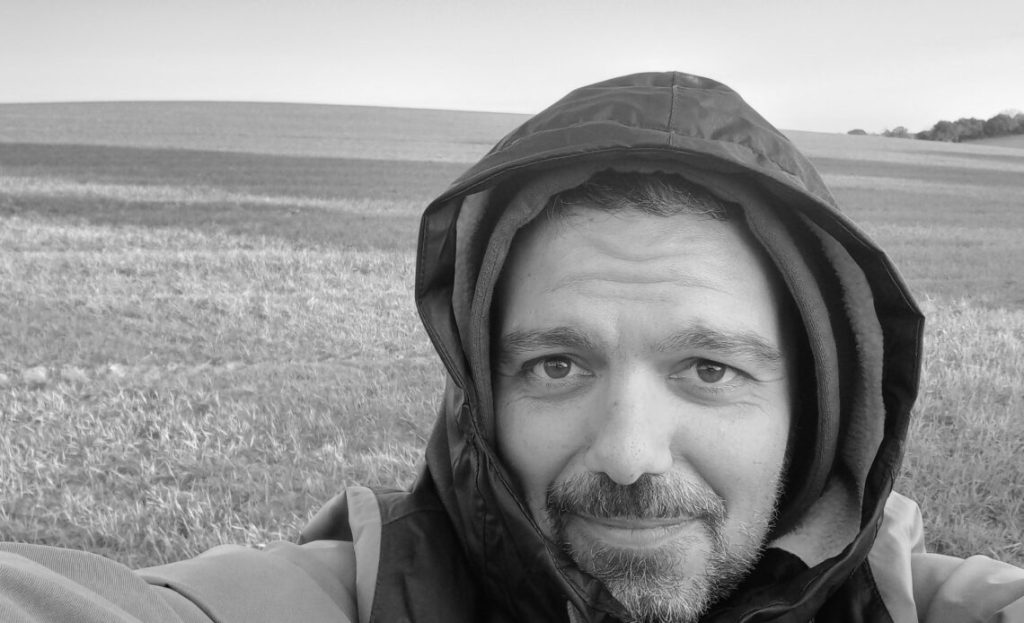 «Dietro serrande socchiuse cobalto» – Nota critica su “Cucina vigliacca” di Stefano&nbsp;Tarquini